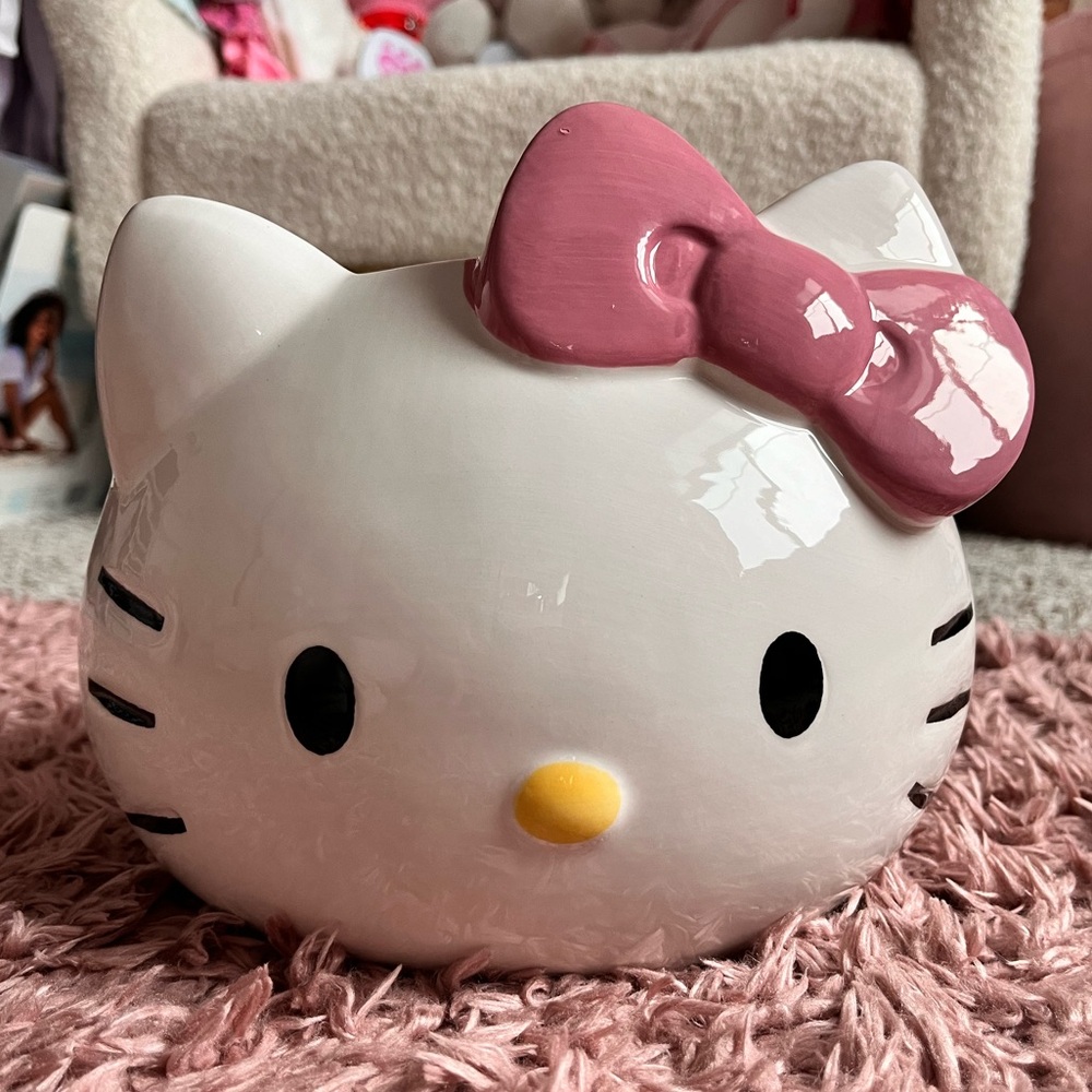 SOLD NWT Large Hello Kitty planter! SUPER CUTE ceramic planter.
